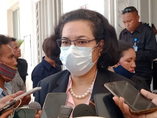 Ministra Negósiu Estranjeiru no Koperasaun (MNEK) Adaljiza Magno ko&#039;alia hela ba jornalista sira hafoin reuniaun Konsellu Ministru iha palasiu governu, kurta (22/07).