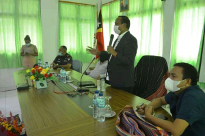 MAPKomS, Francisco  Martins Jerónimo, ko&#039;alia hela ba autoridade Munisipál, lider komunitáriu no komunidade sira iha salaun Manatutu, Sesta (11/06).