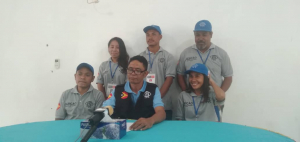 Diretór CNE Baukau, Esmeraldo Damião Belo ho ofisiál supervizaun sira ko’alia hela ba media sira iha salaun enkontru CNE Baukau, sesta (04/03).