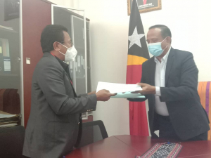 MAPKomS, Francisco Francisco Martins Jerónimo ho Prezidente RTTL,EP, José António Belo entrega hela dokumentus ba malu hafoin asina kontratu iha Gabineti MAPKomS, Palasiu Governu, Segunda, (24/05).