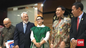 Xefe negosiador Prinsipal Kay Rala Xanana Gusmao hamutuk ho Embaixador TL ba Indonezia, Alberto Carlos hasoru malu ho  Ministra Negosiu Estranjeiru Indonezia Retno Marsudi no Ministru Asuntu Justica no Politika Indonezia, Wiranto wainhira hasoru malu iha Indonezia iha tempu ruma liu ba 