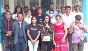 Ekipa husi Konsellu Imprensa Timor-Leste hasai foto hamutuk ho Partisipante sira iha Validasaun Peskiza.