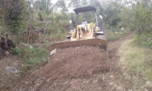 Ekipamentu Pezadu husi Institutu Jestaun Ekipamentu (IJE) suru hela estrada iha Matebian okos, Aldeia Laumana, Suku Letemumu, Postu Kelikai, Munisípiu Baukau.