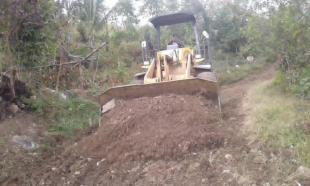 Ekipamentu Pezadu husi Institutu Jestaun Ekipamentu (IJE) suru hela estrada iha Matebian okos, Aldeia Laumana, Suku Letemumu, Postu Kelikai, Munisípiu Baukau.