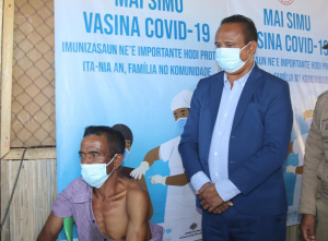 Ministru Asuntu Parlamentár no Komunikasaun Sosiál (MAPKomS), Francisco Martins Jerónimo, akompana hela komunidade ne&#039;ebe simu vasina.