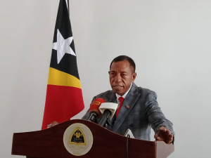 Ministru Transporte Komunikasaun, Jose Agustino da Silva ko&#039;alia ba Jornalista sira hafoin hasoru malu ho Primeiru Ministru Taur Matan Ruak iha palasiu Governu (27/11)