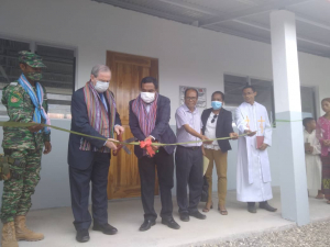 Enkaregadu Negósiu Embaixada EUA, Thomas Daley hamutuk ho Vice-MEJD, António Guterres ofisialmente tesi hela simbolu inagurasaun sala aula foun haat iha Eskola Sekundária Públiku Nu.02 Vila Nova Baukau, tersa (21/12).