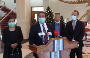 Portavoz  Partidu Libertasaun Popular (PLP), Francisco Vasconcelhos, akompaña husi estrutura Partidu Ko’alia hela ho mídia sira iha Palásiu Prezidensial, Bairopite, kinta (06/01).
