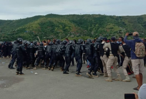 Polísia Nasionál Timor-Leste (PNTL) husi Unidade Espesiál Polísia (UEP), Battalaun Orden Públiku (BOP) no Unidade Polísia Marítima (UPM) halo simulasaun seguransa ba kampaña no eleisaun prezidensiál iha Tasitolu.