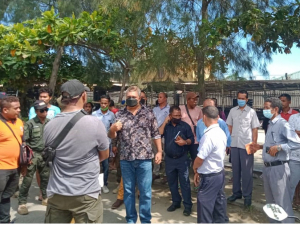 Sekretáriu Estadu Protesaun Sivíl (SEPS), Joaquim Gusmão, ho ekipa dada observa hela insendiu ne’ebé akontese iha Merkadu Manleuana, segunda (14/02) 