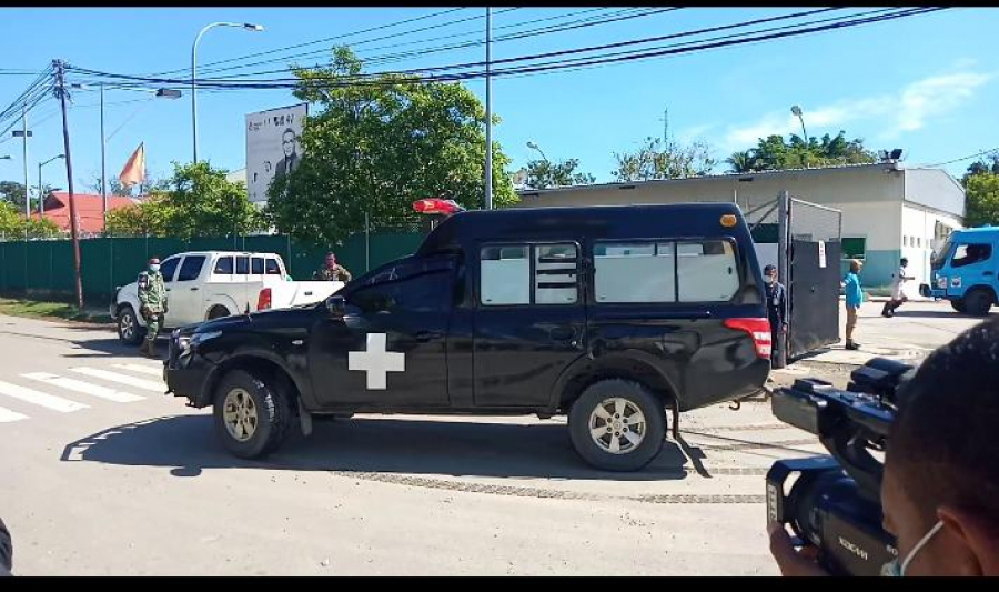 Ambulansia funerariu ne&#039;ebe para hela iha portaun izolamentu Vera Kruz atu transporta mate isin OdS ba Munisipiu Vikeke, domingu (09/05).