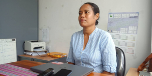 Diretóra PNDS Baukau, Amelia Maria Viegas, ko&#039;alia hela ba mídia sira iha kna&#039;ar fatin vila nova, sesta (01/04).