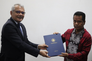Ministru Finansas, Rui Gomes enytrega hela livru projetu Proposta Lei das Grandes Opções do Plano ba tinan 2024 ba Prezidente Parlamentu Nasionál, Aniceto Longuinhos Guterres Lopes.