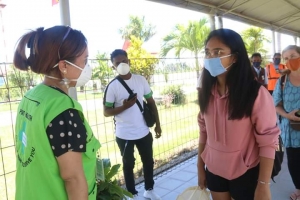 Ministra Saúde Elia dos Reis konversa ho Passazeiru sira wainhira too iha Portaun entrada Aeroporto Internasional Nicolao Lobato Komoro Dili foin lalais ne&#039;e. 