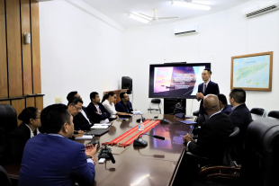 Ministru Turizmu Komérsiu no Indústria, José Lucas do Carmo da Silva akonpaña mós husi Vise-Ministra Turizmu Komunitária Kultural, Inácia da Conceição Teixeira, hala’o enkontru ho ekipa husi Pelican Paradise.