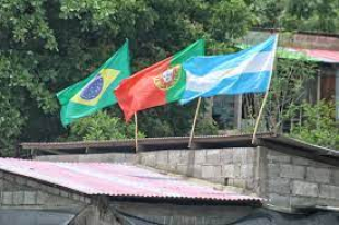 Komunidade balun, ne’ebé dada hela bandeira husi nasaun seluk iha uma leten.