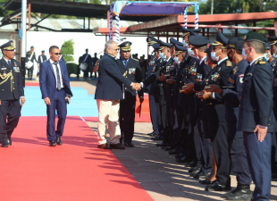 Prezidente Repúblika (PR), José Manuel Ramos Horta,kaer lima hela ho ofisial PNTL sira iha Komandu Jeral Kaikoli.