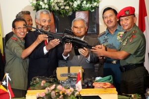 Hafoin tinan ruma Timor Leste hetan ninia independensia husi Indonezia, Tentara Nasional Indonezia (TNI) entrega hikas kilat ho material sira ne&#039;ebe kaptura hamutuk ho eis komandante En Xefe Das Falintil iha Lahane, iha 1992.