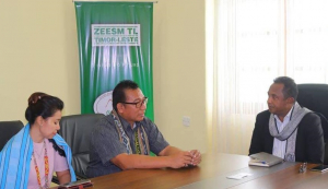 Diretór Kompaña Irmão Timor Unipessoal, Lda, Julio Mack ho ekipa enkontru ho Prezidente Autoridade Rejiaun Administrativa Espesiál Oekussi Ambeno (RAEOA) no Zona Ekonómia Sosiál no Merkadu (ZEESM Timor Leste), Arsénio Paixão Bano.