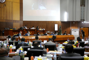 Deputadu sira halo diskusaun ba orsamentu iha plenária Parlamentu Nasional.