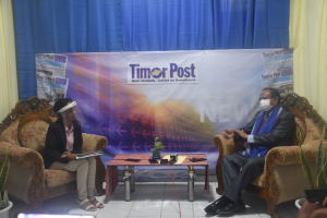 Ministru Asuntu Parlamentar no Komunikasaun Sosiál (MAPKomS), Francisco Martins Jerónimo, dada lia hela ho Diretora Diario Timor Post, Suzana Cardoso , iha lansamentu ba livestream Timor Post, Bebora-Dili, segunda (03/05).