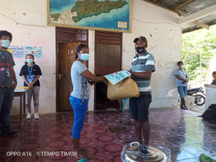 Xefe Aldeia Belavista, Romano Pereira simbolikamente entrega sasan ba Komunidade iha sede Suku Lahane Osidentál kinta (13/5). 