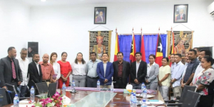 Ekipa Ajensia Teknoljia Informasaun ho Komunikasaun (TIC Timor.ip) xhasai foto hamutuk ho Funsionáriu sira iha Mininstériu Administrasaun Estatal (MAE).