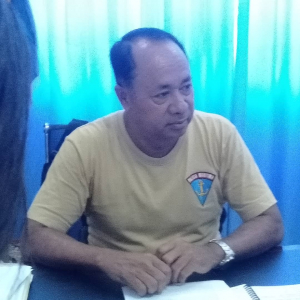 Komandante Unidade Polísia Marítima (UPM), Superintendente Polísia, Basílio de Jesus koalia hela jornalista sira iha nia knaar fatin, Lesidere Dili, kuarta (10/03)
