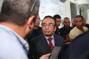 Prezidente da republika ko&#039;alia ba midia iha Ministeiru Financas, Aitarak laran, Dili (24/2)