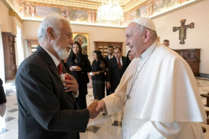 Enviadu Espesiál Extraordináriu husi Prezidente Repúlika J.R.H, Kay Rala Xanana Gusmão kaer liman Hela ho papa Francisco.