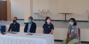 Diretór CNJP, Padre Deometrio da Coceição Xavier ho Diretóra Nasionál WVTL, Migena Shulla ho nia ekipa sira tur hela iha oin antes asina MoU iha salaun Arkedioseze Dili, segunda (26/07).