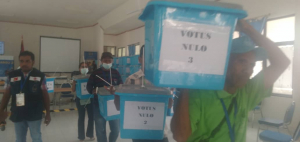 Urna ne’ebé ékipa STAE hiit hela atu tula ba karreta, segunda (21/03).