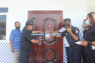 Reprezentante Komandu jerál PNTL, Superintendente Polisia José Soares (karuk), ho Segundu komandante PNTL Dili, Superintendente Xefi, Euclides da Costa Belo (loos) kaer hela tizoura hodi koa fita nuudár sinal inagurasaun ba postu polisia foun iha suku Bairru Pite, kuarta (21/04/2021).