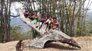 Timoroan sira ne&#039;ebe tuir hela programa alimentar (Feeding Programme) husi kongregasaun Jesuita iha Cocoa, Rai Lako Leten, Ermera
