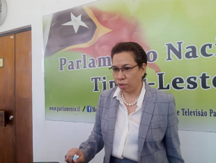 Ministra Negósiu Estranjeru no Koperasaun (MNEK) Adaljiiza Xavier Magno koalia hela ba jornalista sira iha Parlamentu Nasional, kuarta (23/9), 