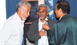 Primeiru Ministru (PM), Taur Matan Ruak, dada lia hela ho Prezidente Partidu CNRT, Xanana Gusmão ho Sekretáriu Jerál FRETILI, Mari Alkatiri.