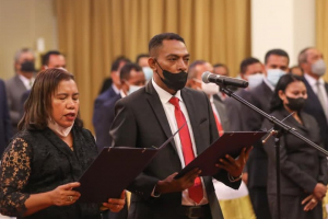 Sekretáriu Estadu ba Terras no Propriedade (SETP), Eldino Rodrigues dos Santos no Sekretária Estadu ba Igualdade no Inkluzaun (SEII), Maria do Rosario Fátima Correia, lee hela termu juramentu iha serimónia tomada pose, kinta (31/03). 