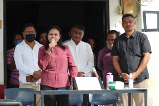 MSSI Armanda Berta hato&#039;o hela lia menon ba komunidade sira wainhira atu simu subsidiu iha fulan ruma kotuk iha suku Komoro, Dom Aleixo, Municipiu Dili
