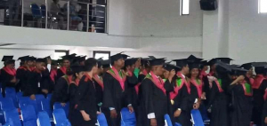 Estudante finalista sira ne’ebé prepara hela hodi gradua.