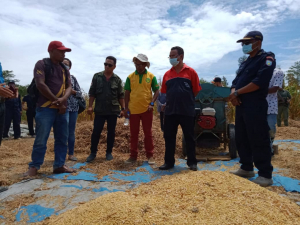 Sekretáriu estadu kooperativa Elizário Ferreira hasoru malu ho grupu agrikultura sira iha Aldeia Sadahur Suku Maudemu postu admistrativu Tiliomar Munisípiu Covalima, Kinta (17/9). 