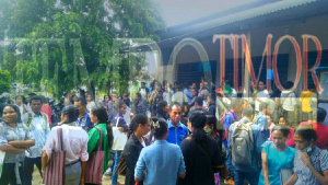 Profesór voluntáriu sira haree hela naran ne&#039;ebé taka sai iha edifisiu servisu edukasaun munisípiu baukau.