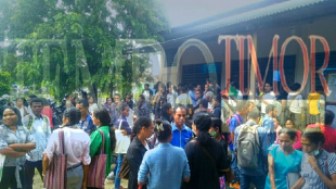 Profesór voluntáriu sira haree hela naran ne&#039;ebé taka sai iha edifisiu servisu edukasaun munisípiu baukau.