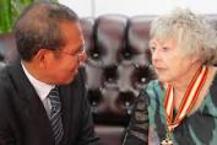 Matebian Shirley Shackleton konversa hela ho Primeiru Ministru, Taur Matan Ruak iha momentu balun liu-ba.