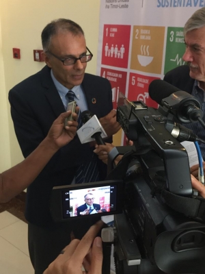 Koordenador Rezidenti ONU nian iha Timor Leste Roy Trivedy ho Xefe EU iha Timor Leste Simone Le Grand ko&#039;alia hela ba midia