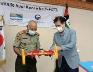 Xefe Estadu Maior Jenerál, Forsa Defeza Timor-Leste (F-FDTL), Tenente Jenerál Lere Anan Timur, simu hela ekipamentu husi Embaixadór Korea, Kim Jeon Ho, iha Kuartel Jeneral Fatuhada, kinta (16/12).