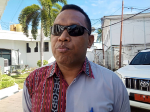 Deputadu Bankada KHUNTO, Luís Roberto koalia hela ba Jornalista husi www.tempotimor.com iha resintu Parlamentu Nasional, sesta (25/9). 