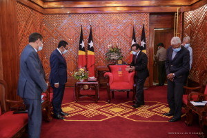 Prokuradór Jerál Repúblika (PJR), Jose Ximenes akompana husi ninia adjuntor PJR hasoru malu ho Prezidente da Republika Dr. Francisco Guterres Lu Olo iha palasiu Prezidensial Bairro Pite Dili, Tersa (27/4)
