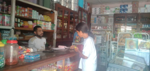 Komunidade ida sosa hela sasan iha loja mateus vila antiga Baukau, tersa (29/03).