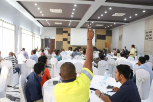 Reprezentrante Kompaña sira ne&#039;ebé hasoru malu ho Ekipa Ministériu Obras Públik hodi halo avaliasaun ba projetu 44, iha salaun Elizabeth City 8 Manleuana Dili.