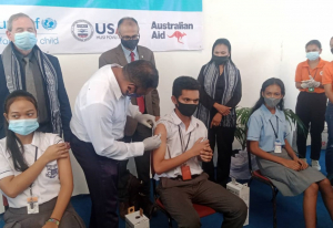 Estudante sira iha eskola St. Inaçio de Loiola, Ulmera, Cassait, simu hela vasina Pfizer iha kinta (17/02).